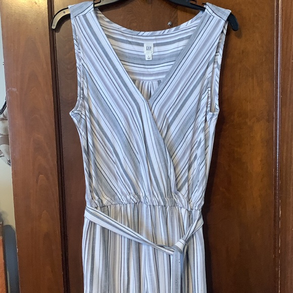 Gray and white striped gap sleeveless jumpsuit with tie belt and wide legs 😍😍 - Picture 4 of 14